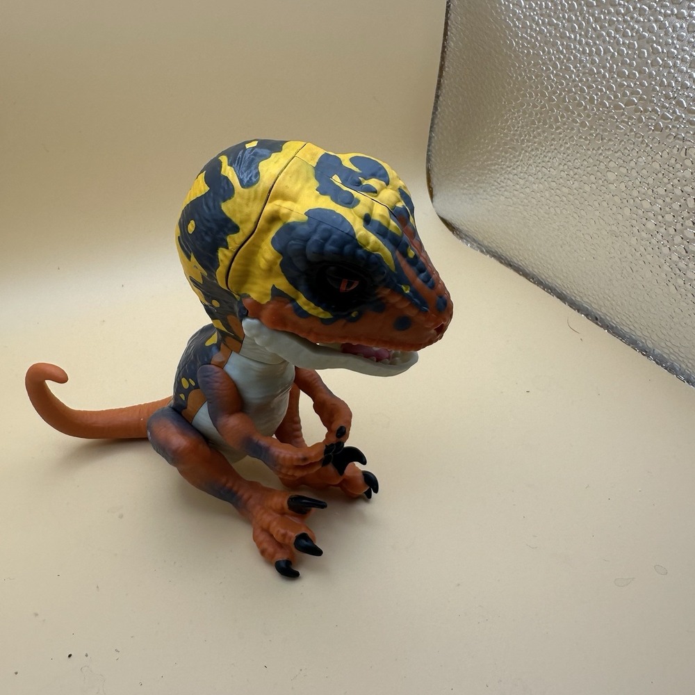 Wow Wee Fingerlings Dinosaur Animated Roars And Moves Head